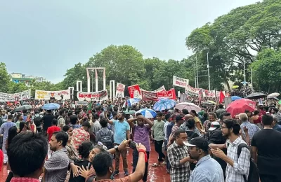 দ্রোহযাত্রায় হাজারো মানুষ, কেন্দ্রীয় শহীদ মিনারে বিক্ষোভ