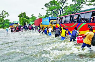 ফেনীতে স্মরণকালের ভয়াবহ বন্যা -যেদিকে চোখ যায় শুধু পানি আর পানি দেশের আট জেলায় বানভাসি ২৯ লাখ মানুষ