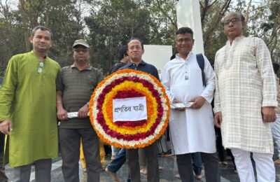 প্রগতির যাত্রী’র উদ্যোগে শহীদ মিনারে পুষ্পমাল্য অর্পন